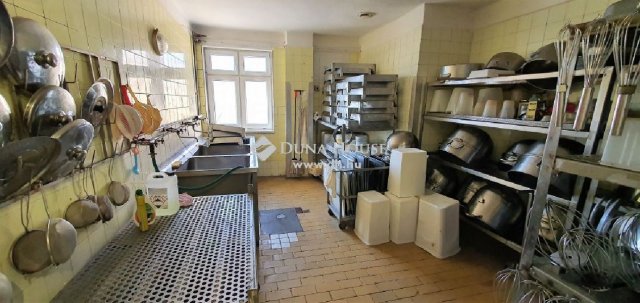 Eladó ipari ingatlan, Békéscsabán 200 M Ft