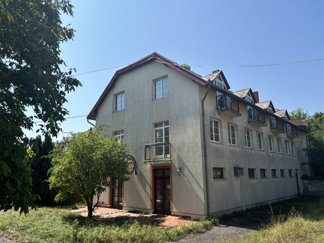 Eladó hotel, Alsópáhokon 199 M Ft, 36 szobás