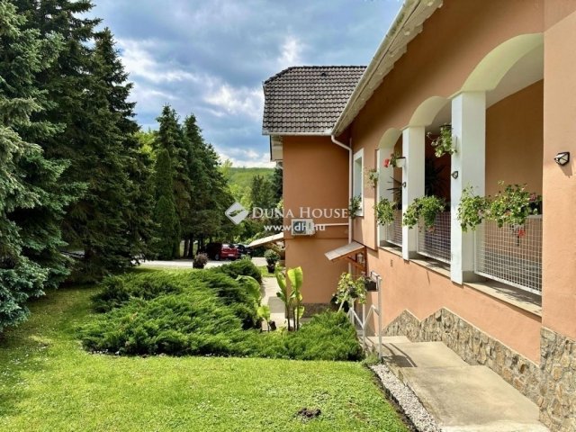 Eladó családi ház, Abaligeten 149.9 M Ft, 9 szobás