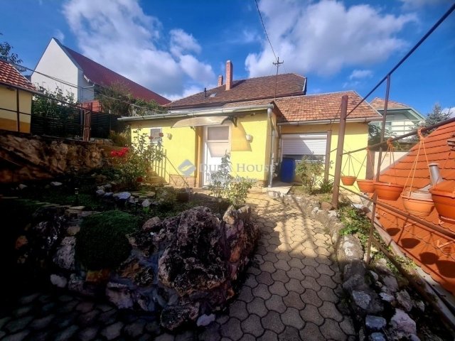 Eladó családi ház, Pécsett 63 M Ft, 4 szobás