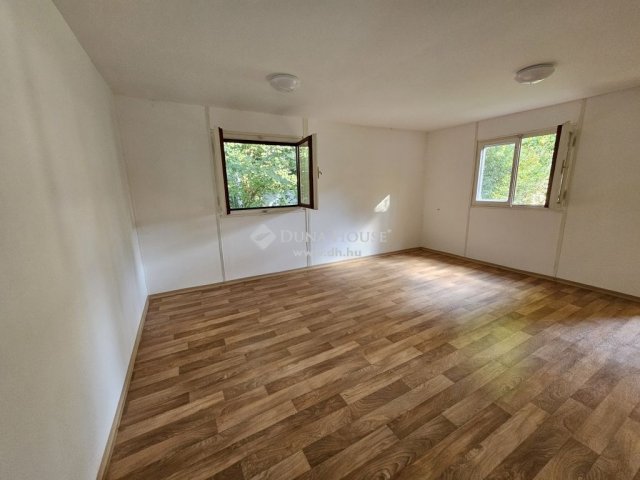 Eladó nyaraló, Szigetmonostorban 61.9 M Ft, 3 szobás