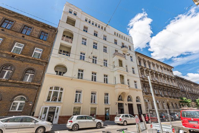 Eladó téglalakás, Budapesten, VI. kerületben 89.9 M Ft, 3 szobás