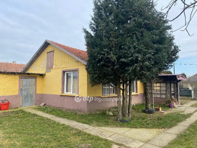 Eladó családi ház, Dombrádon 12 M Ft, 2 szobás