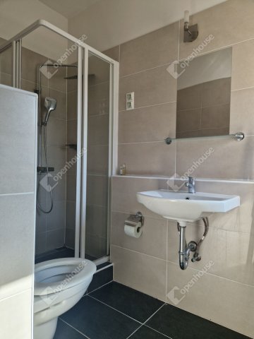 Eladó hotel, Komáromban 808 M Ft, 28 szobás