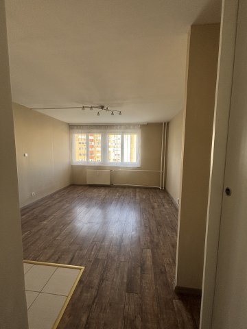 Kiadó panellakás, albérlet, Szolnokon 110 E Ft / hó, 1+1 szobás