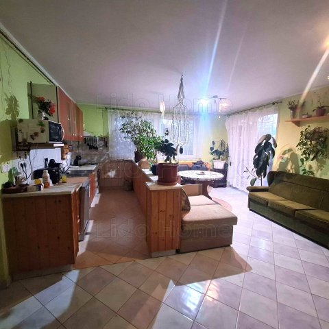 Eladó családi ház, Mezőkomáromban 31.5 M Ft, 11 szobás