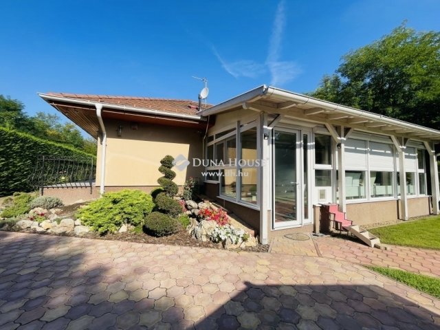 Eladó családi ház, Pócsmegyeren 139 M Ft, 3 szobás