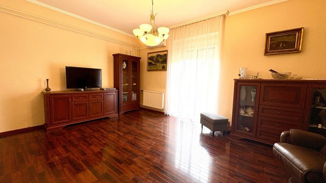Eladó téglalakás, Debrecenben 95 M Ft, 3 szobás
