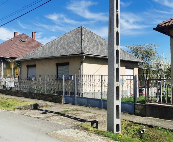 Eladó családi ház, Szirmabesenyőn 38.6 M Ft, 4 szobás
