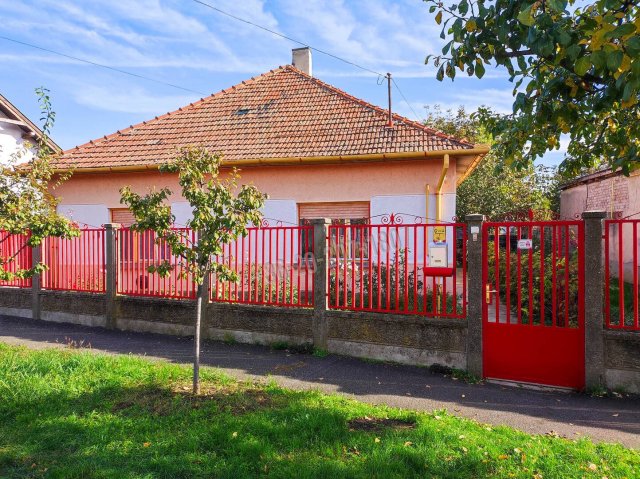 Eladó családi ház, Békéscsabán 25.5 M Ft, 2 szobás