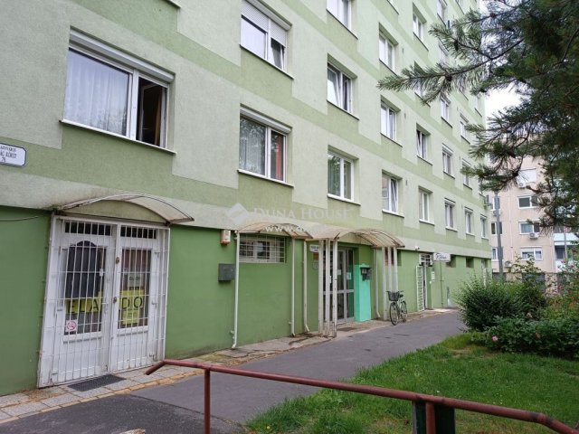 Eladó panellakás, Győrött 27 M Ft, 1 szobás