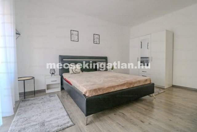 Kiadó téglalakás, albérlet, Pécsett 120 E Ft / hó, 1 szobás