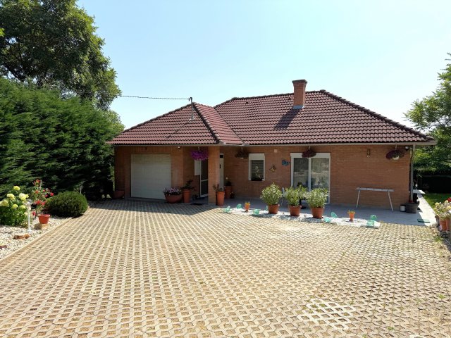 Eladó családi ház, Pécsett 179 M Ft, 6 szobás