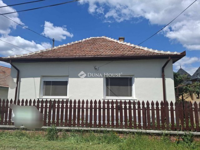Eladó családi ház, Újszászon 21.9 M Ft, 3 szobás
