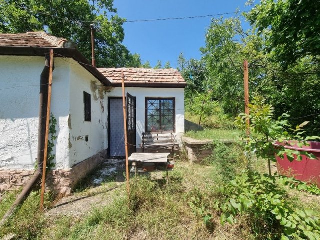 Eladó családi ház, Pécsett 4.9 M Ft, 1 szobás
