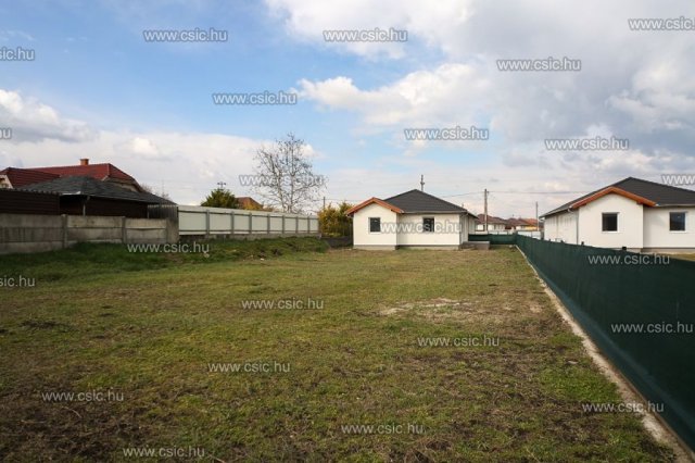 Eladó ikerház, Kiskunlacházán 72 M Ft, 4 szobás