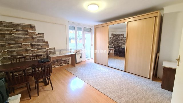 Kiadó téglalakás, albérlet, Pécsett 120 E Ft / hó, 1 szobás