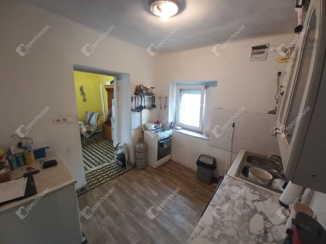Eladó családi ház, Szászváron 10 M Ft, 2 szobás