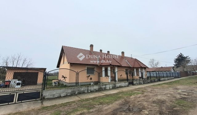 Eladó ikerház, Törtelen 55 M Ft, 4 szobás / költözzbe.hu