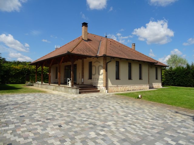 Eladó iroda, Nyírpazonyon 155 M Ft, 4 szobás