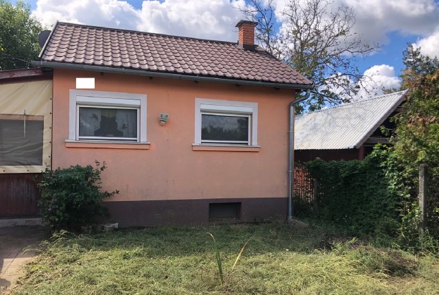 Eladó családi ház, Győrött 29.99 M Ft, 2 szobás