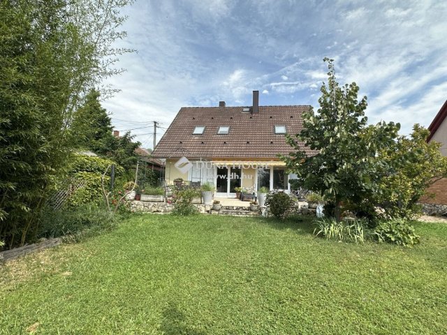 Eladó családi ház, Pécsett 119.9 M Ft, 4 szobás