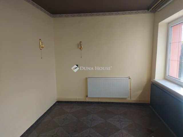 Eladó családi ház, Ácson 73 M Ft, 7 szobás