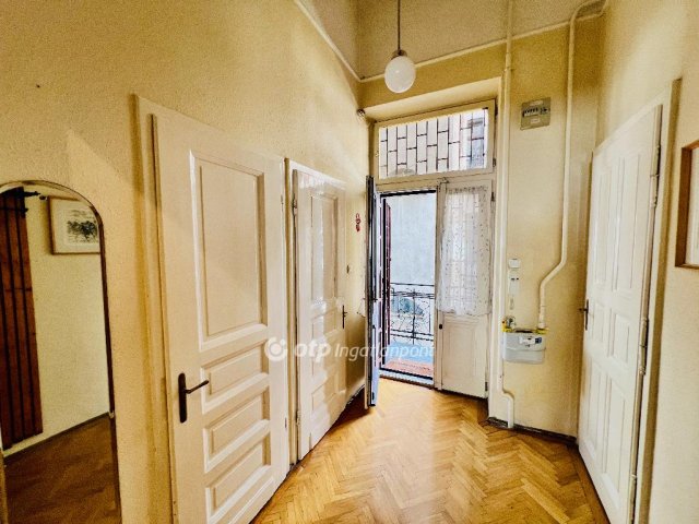 Eladó téglalakás, Budapesten, V. kerületben 130 M Ft, 1+2 szobás