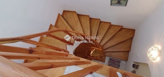 Eladó családi ház, Szentendrén 339 M Ft, 10 szobás
