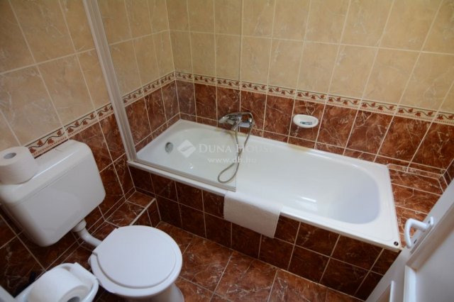 Eladó hotel, Nagykőrösön 170 M Ft, 7 szobás