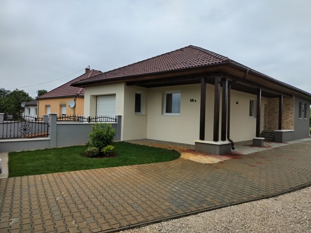 Eladó családi ház, Péren 119 M Ft, 3 szobás