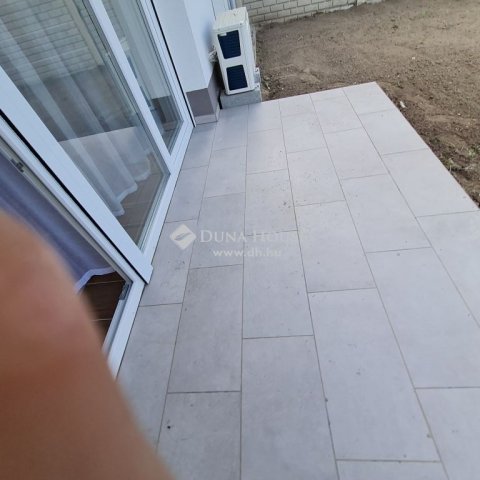 Kiadó téglalakás, albérlet, Komáromban 300 E Ft / hó, 2 szobás