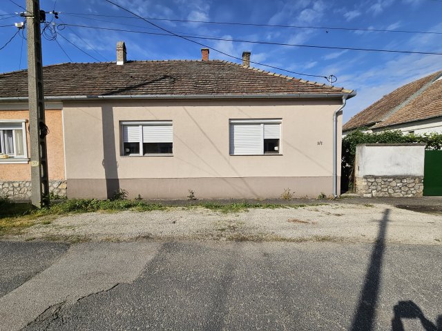 Eladó ikerház, Pápán 32 M Ft, 2+1 szobás / költözzbe.hu