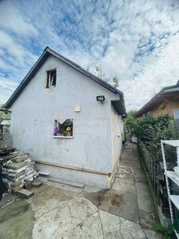 Eladó családi ház, Szigetszentmiklóson 22.9 M Ft, 3 szobás