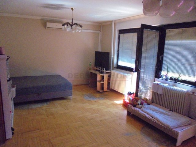 Eladó családi ház, Debrecenben 150 M Ft, 7 szobás