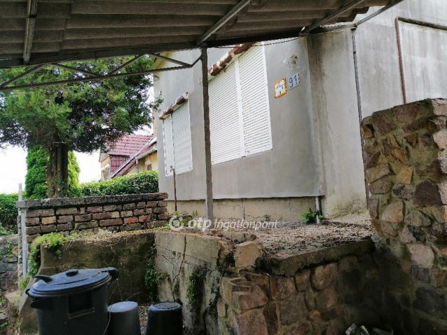 Eladó családi ház, Pécsett 30 M Ft, 1+3 szobás