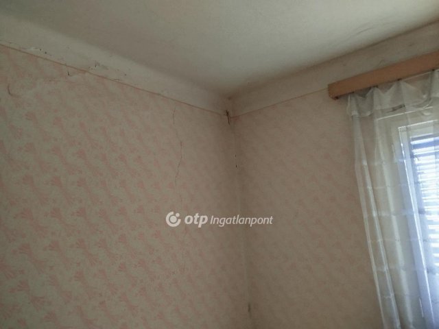Eladó családi ház, Pécsett 27.9 M Ft, 2 szobás
