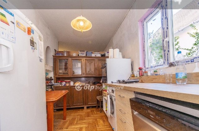 Eladó családi ház, Budakeszin 194.6 M Ft, 9 szobás
