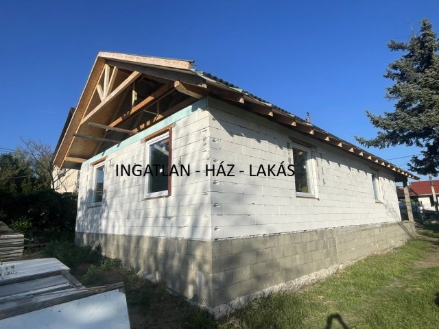 Eladó családi ház, Csörögön 69.9 M Ft, 4 szobás