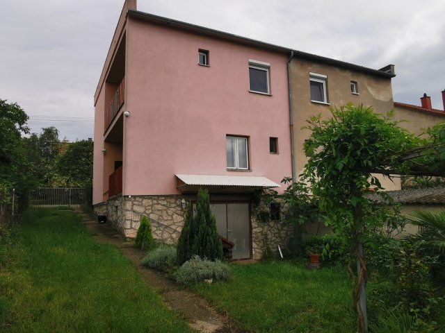 Eladó családi ház, Dunaalmáson 56 M Ft, 4 szobás