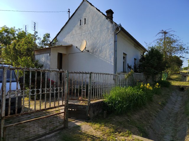 Eladó családi ház, Kaposváron 18 M Ft, 2 szobás