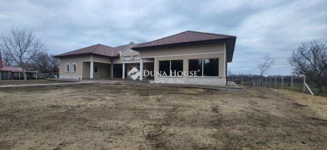 Eladó családi ház, Cegléden 175 M Ft, 4 szobás