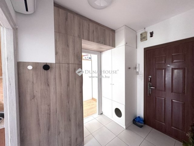 Eladó panellakás, Pécsett 34.99 M Ft, 2 szobás