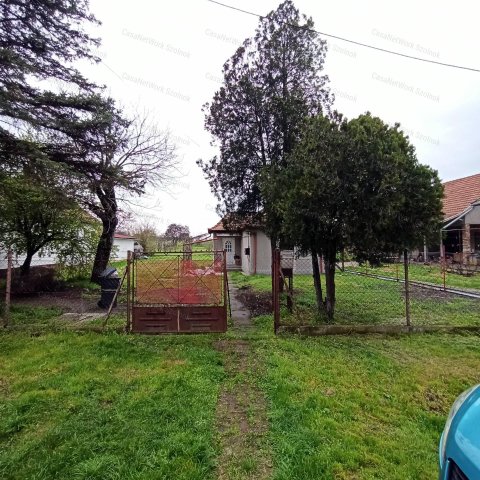 Eladó családi ház, Újszászon 18 M Ft, 1 szobás