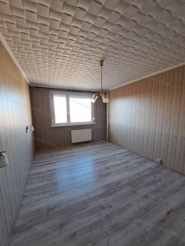Eladó panellakás, Oroszlányban 23.5 M Ft, 2 szobás
