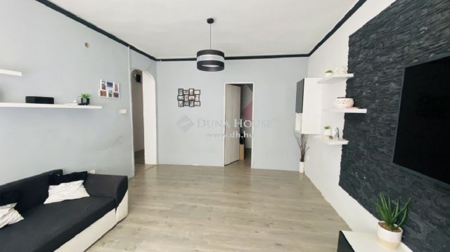 Eladó téglalakás, Esztergomban 34 M Ft, 3+2 szobás