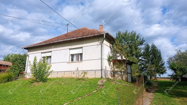 Eladó családi ház, Nován 16.5 M Ft, 3 szobás