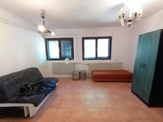 Eladó téglalakás, Siófokon 37.99 M Ft, 4 szobás