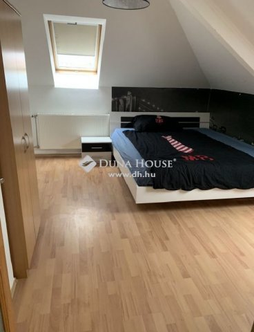 Eladó családi ház, Esztergomban 124 M Ft, 8 szobás