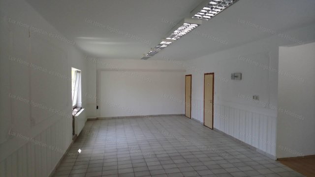 Kiadó üzlethelyiség, Komáromban 180 E Ft / hó, 2 szobás